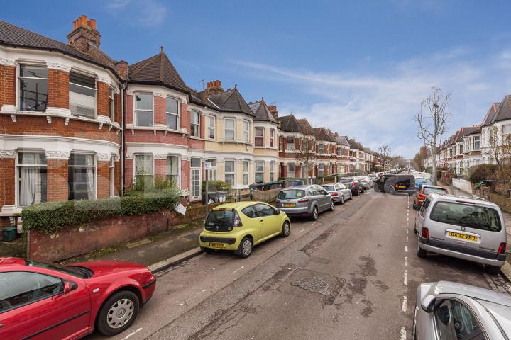 5 bedroom house located close to station and amenities  Falkland Road, Turnpike Lane